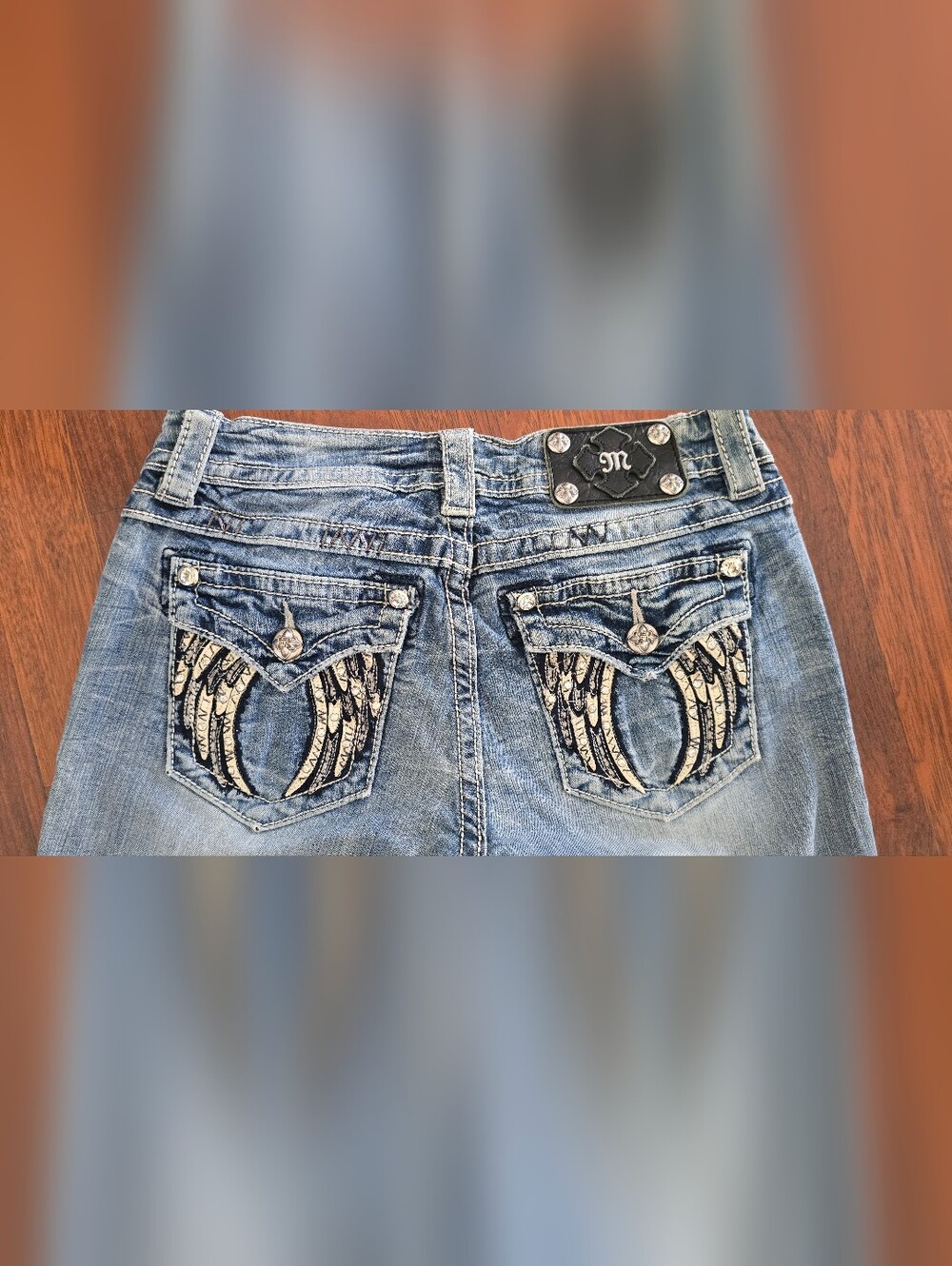 Embellished Light Wash Jeans with Decorative Pocket Wings